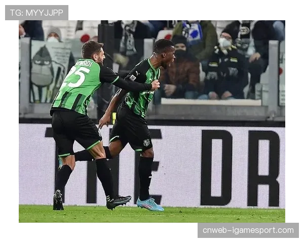 VAR长时间介入检查,萨索洛球员聚集在中圈焦急等待判罚结果 VAR长时间介入检查,萨索洛球员聚集在中圈焦急等待判罚结果